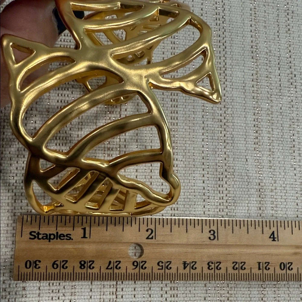 Elegant Gold Cuff Bracelet - Picture 7 of 9